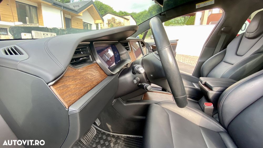 Tesla Model X - 10