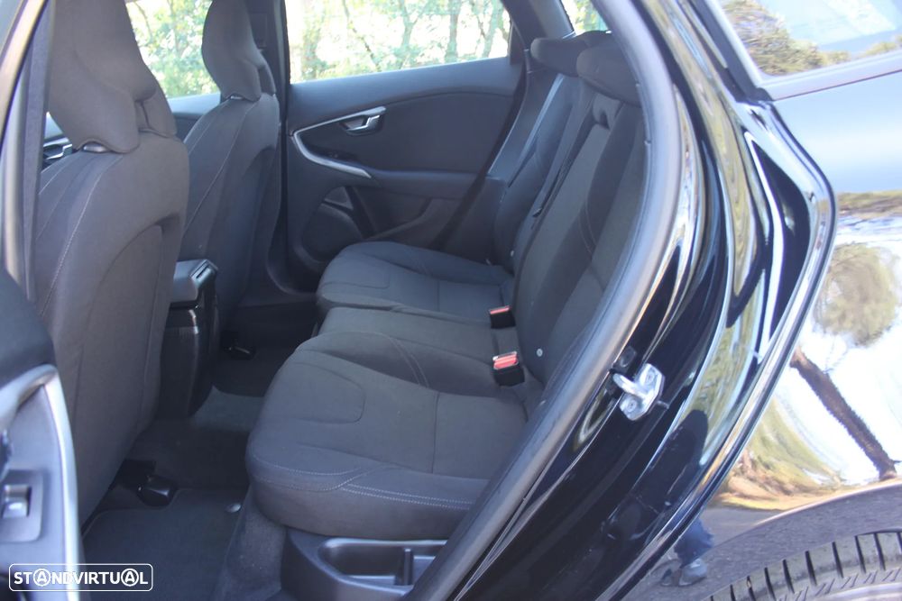 Volvo V40 2.0 D2 Momentum Eco - 19