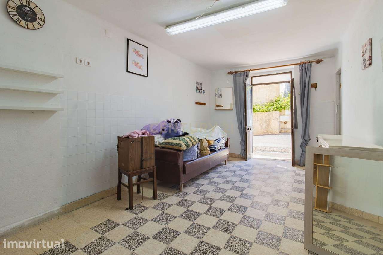 Moradia para recuperar com garagem, barracão, anexos e terreno - Grande imagem: 4/28