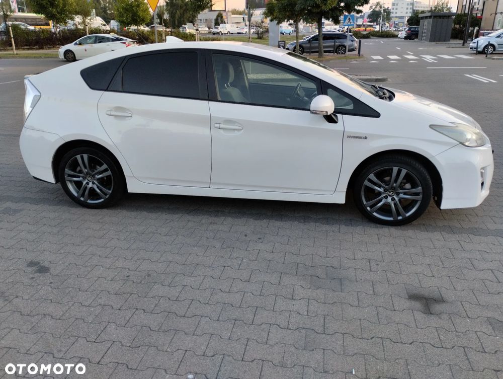 Toyota Prius (Hybrid) - 4