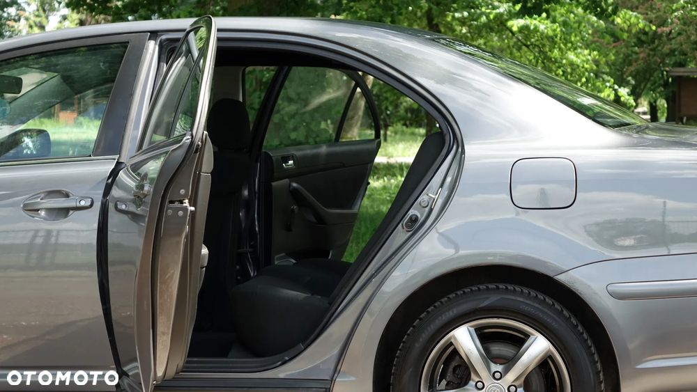 Toyota Avensis - 10