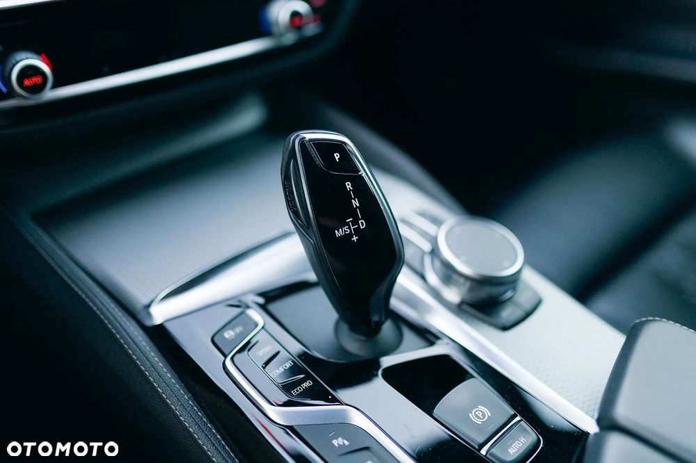 BMW Seria 5 520d xDrive M Sport Edition - 13