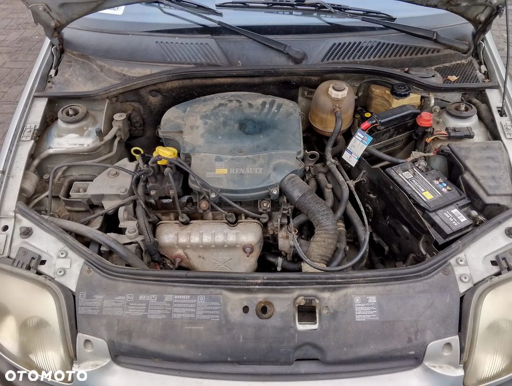 Renault Clio II (98-01r.) 1.4 B 74KM. Silnik E7J 634 Skrzynia JB1966 lakier MV632. Cały na części. GWARANCJA !!!  Przód Tył Zestaw Komplet Drzwi Klapa Zderzak Błotnik Maska Grill Atrapa Szyba Pas Lampa Lusterko Boczki Fotel Kanapa Kokpit Deska Rozdzielcza Przełącznik Włącznik Sterownik Przewody Wiązka Instalacja Moduł Komputer Czujnik Listwa Pompa Alternator Wtryski Głowica Rozrusznik Kompresor Sprzęgło Dwumas Silnik Skrzynia ABS Klimatyzacji Paliwa Wspomagania Kolektor Turbina Przepustnica Zawór Chłodnica Koło Hak Belka Sanki Zawieszenie Mcpherson Półoś Amortyzator Wydech Tłumik Zacisk Most - 9