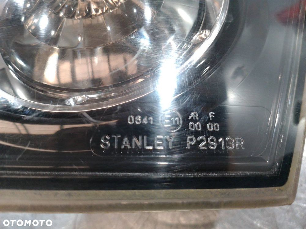 LAMPA TYLNA PRAWA W KLAPE MAZDA 3  P2913R - 5