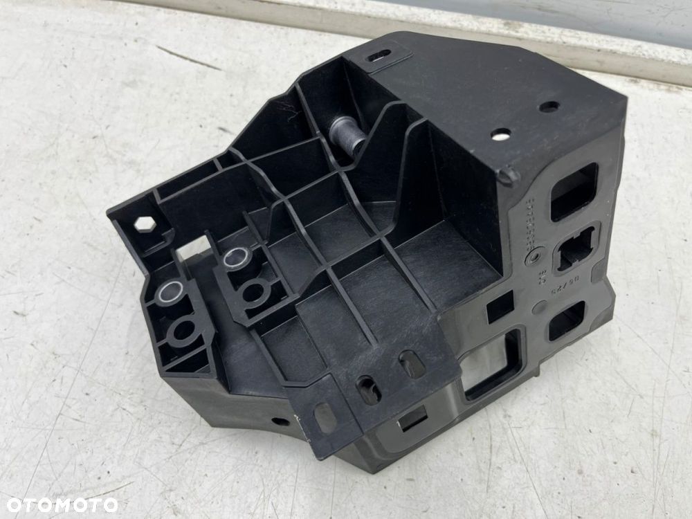 Pas przedni Macan II 95c 24r.- lewe przednie mocowanie chłodnic łącznik pasa wspornik zaczep - 4