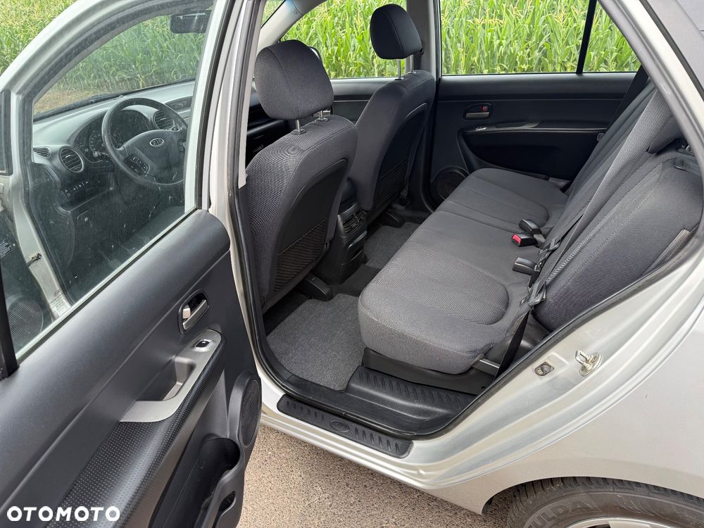 Kia Carens - 16