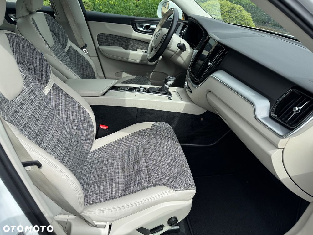 Volvo XC 60 T4 Momentum Pro - 16