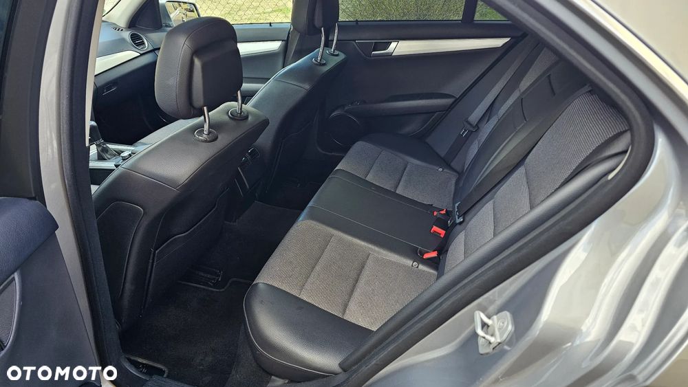 Mercedes-Benz Klasa C 200 CGI BlueEFFICIENCY Avantgarde - 23