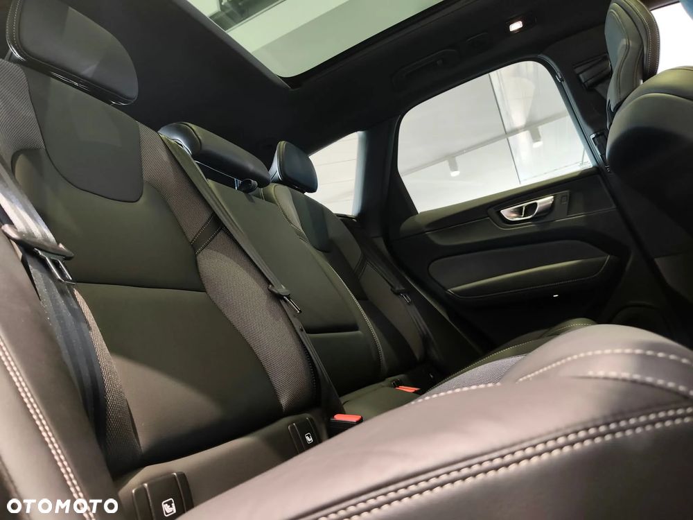 Volvo XC 60 B5 B AWD Ultimate Dark - 21