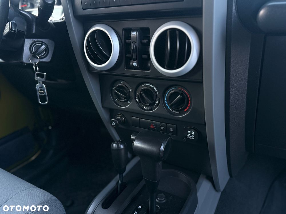 Jeep Wrangler Unlimited 3.8 Sahara - 19