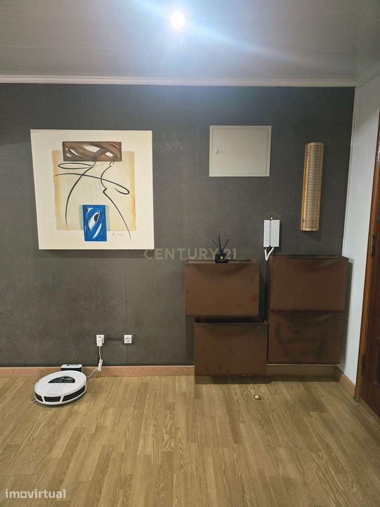 Apartamento T2 com boas áreas, luminosidade, duas varandas fechadas e - Grande imagem: 3/32
