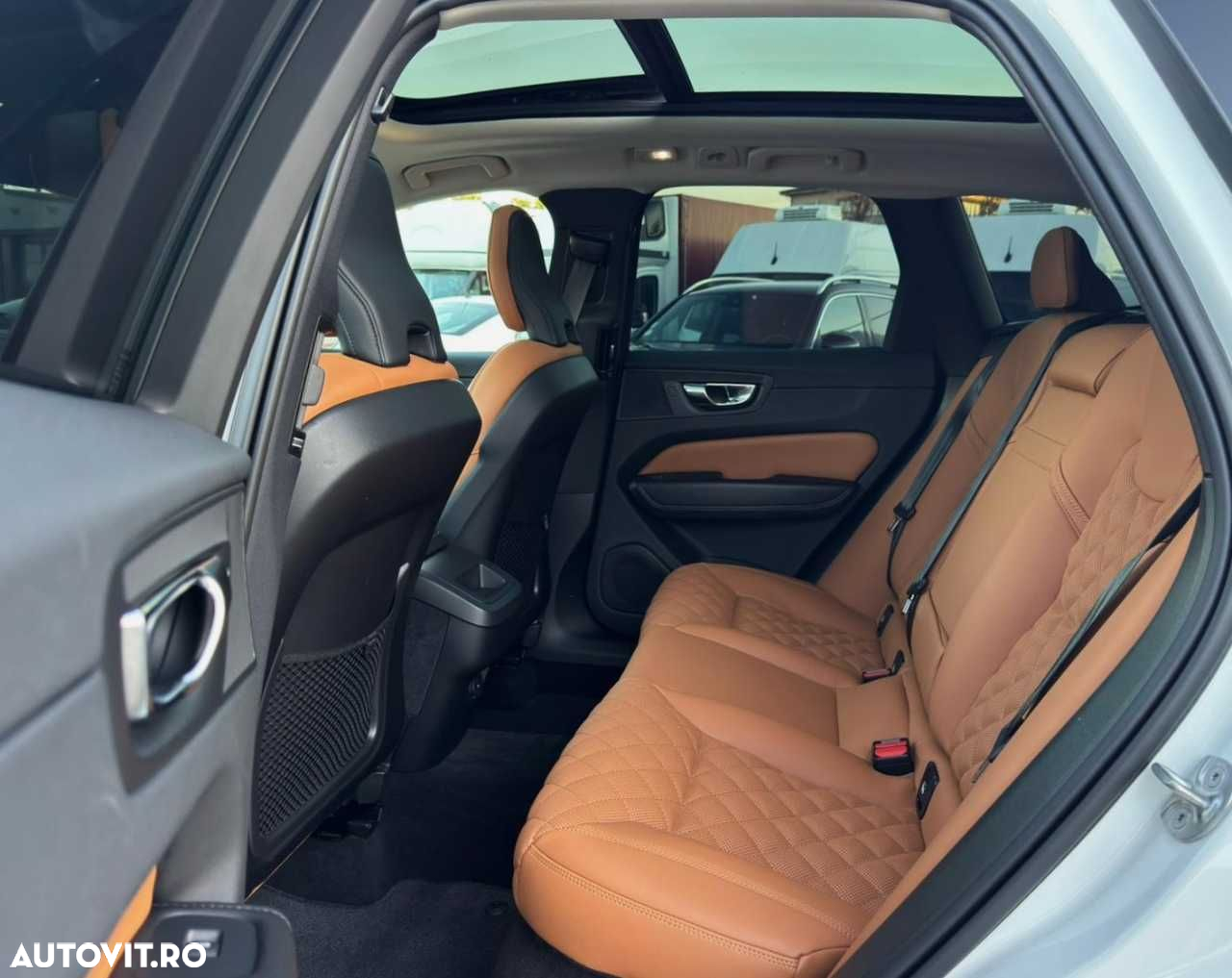 Volvo XC 60 B4 MHEV AT8 FWD Momentum Pro - 17