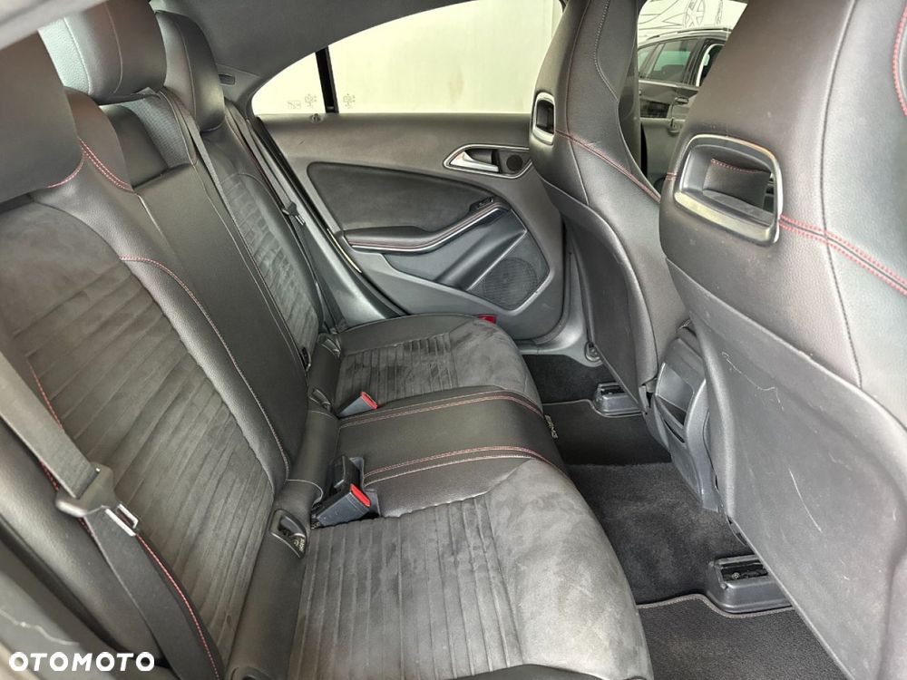 Mercedes-Benz CLA 180 AMG Line - 23