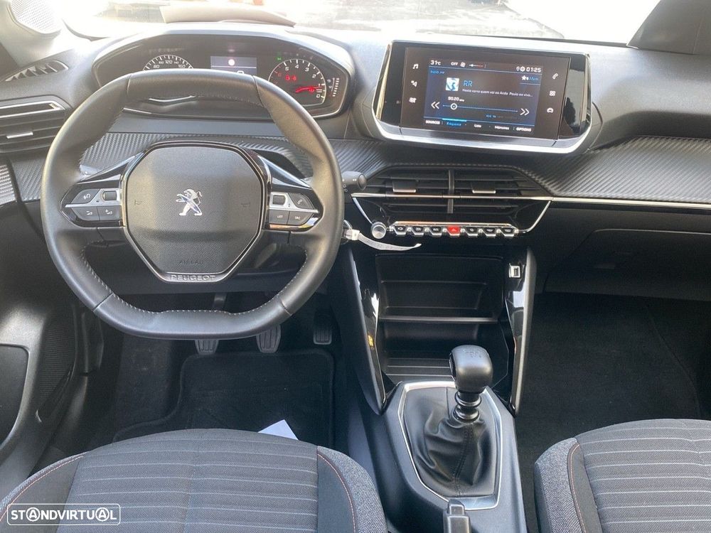 Peugeot 208 - 8