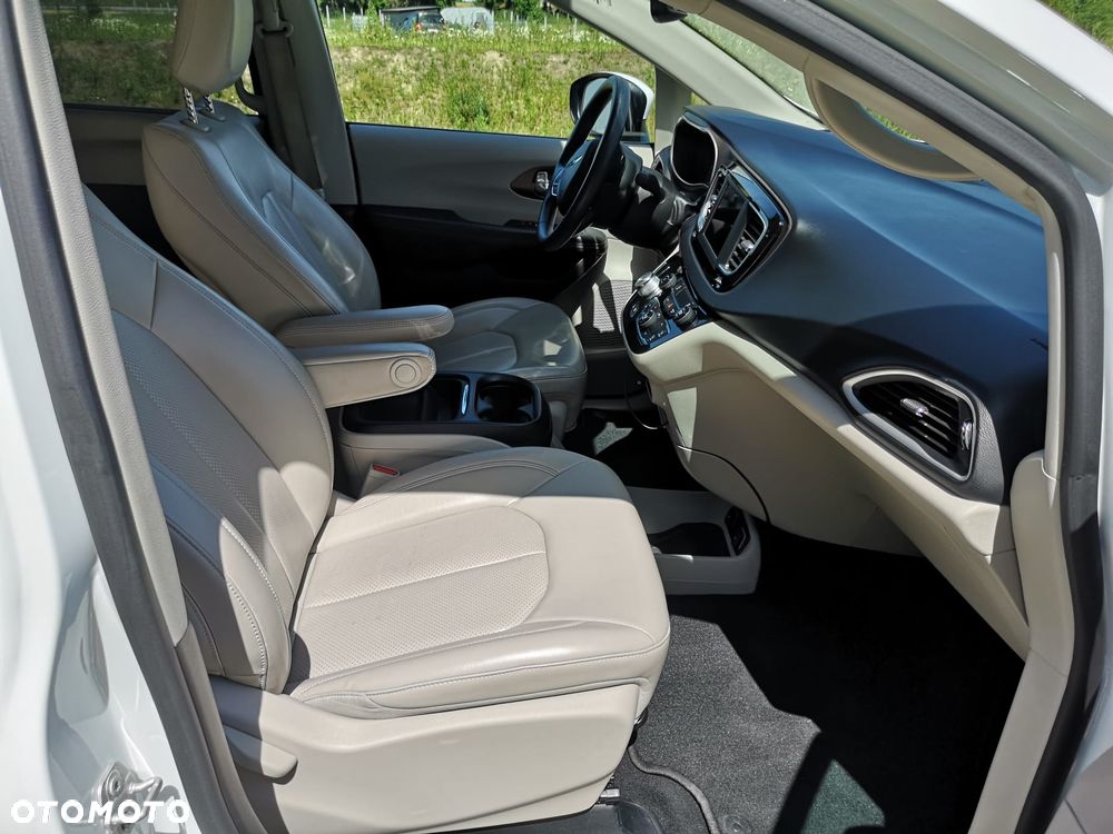Chrysler Pacifica - 35