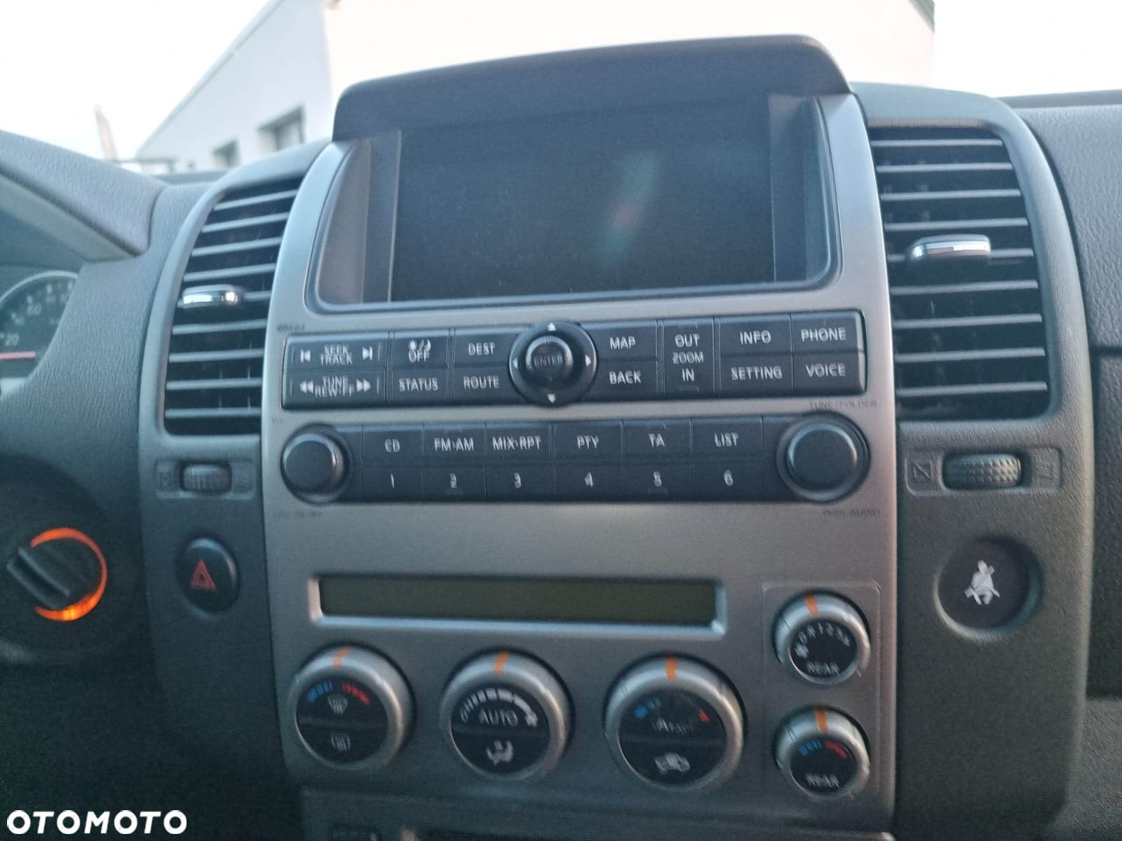 Nissan Pathfinder 2.5 D SE - 28