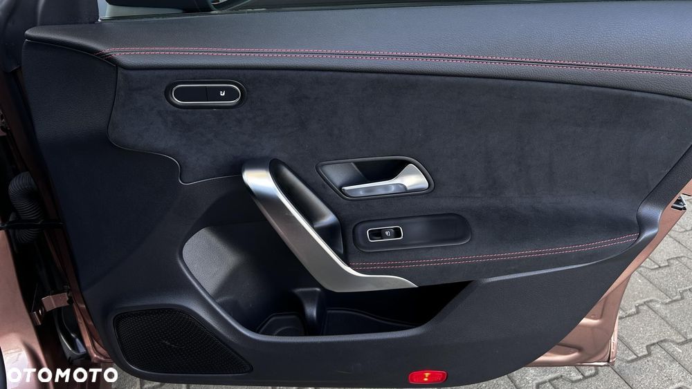 Mercedes-Benz CLA 180 7G-DCT - 21
