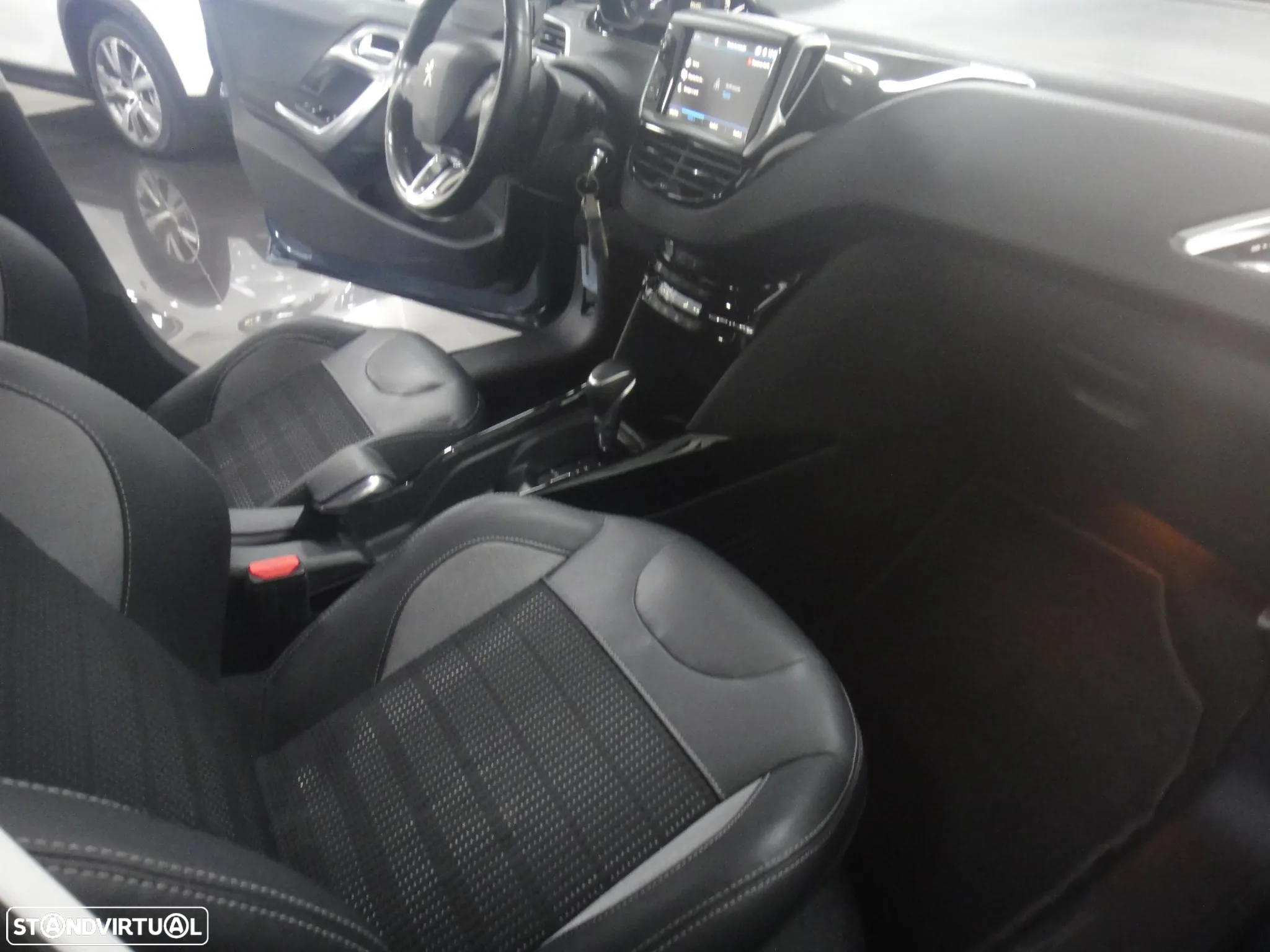 Peugeot 2008 1.2 PureTech Allure EAT6 - 18