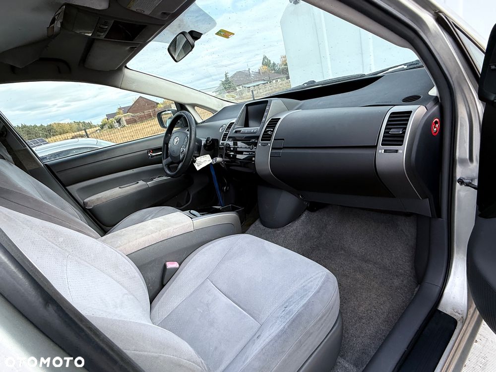 Toyota Prius (Hybrid) Executive - 12