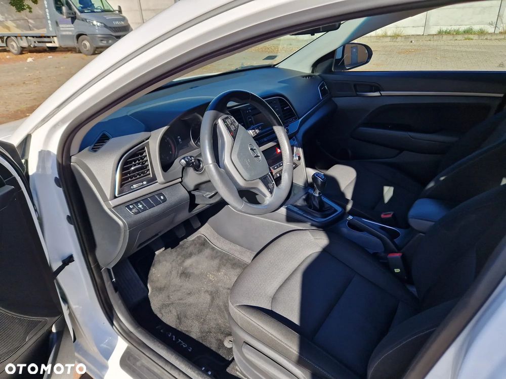 Hyundai Elantra 1.6 Comfort - 10
