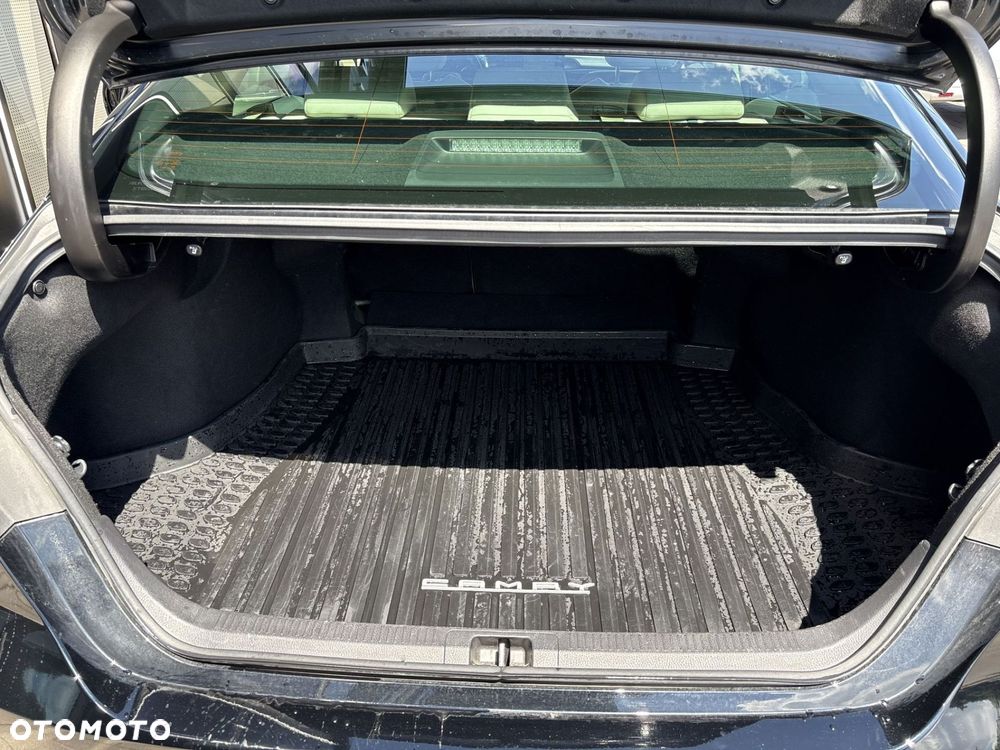 Toyota Camry 2.5 Hybrid Executive CVT - 17