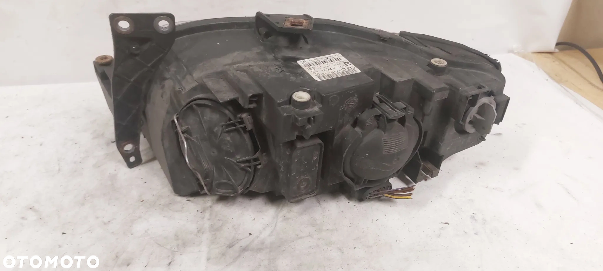 .  LAMPA PRZOD PRZEDNIA PRAWA AUDI A4 B7 - 5