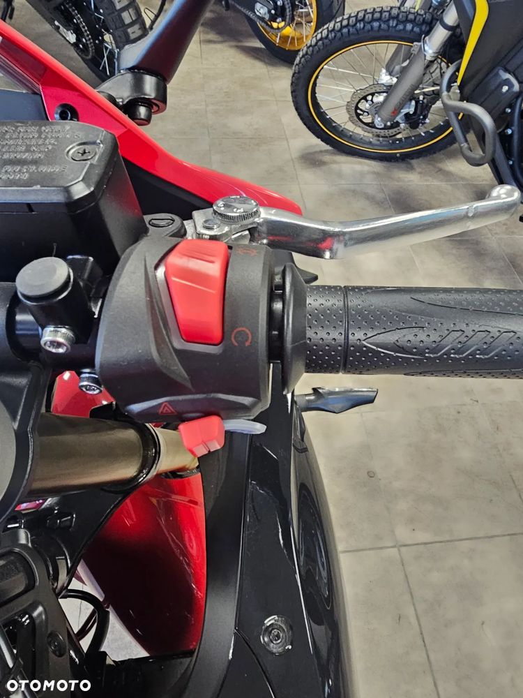 QJMOTOR SRK 125R - 9