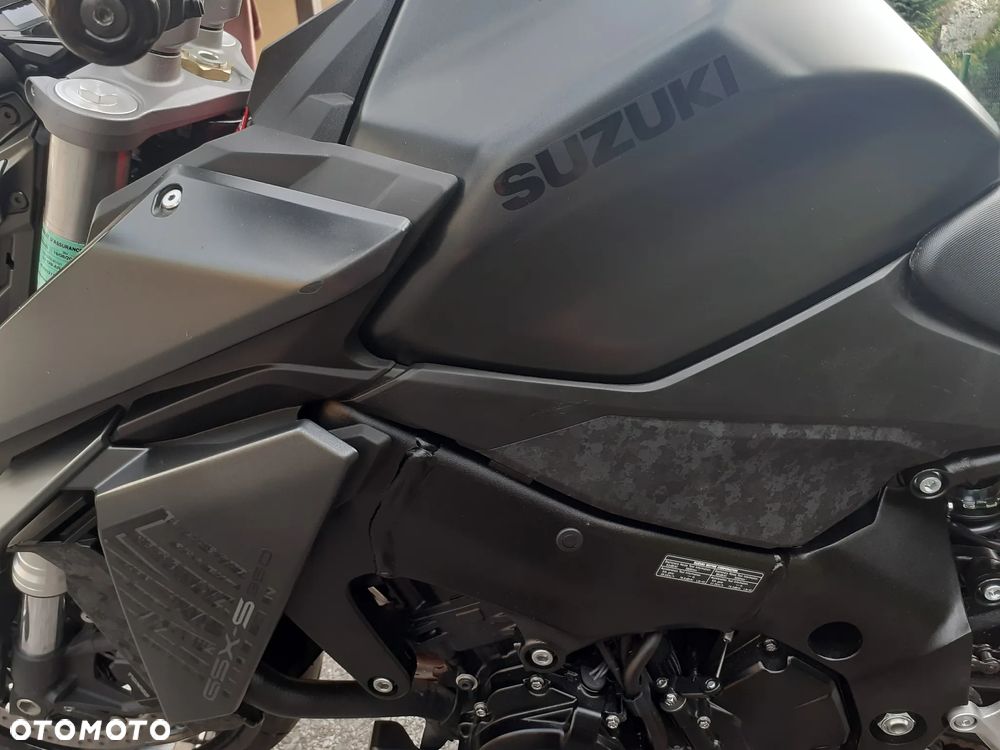 Suzuki GSX - 24