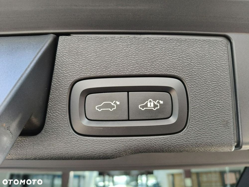 Volvo XC 60 B4 D AWD Ultimate Dark - 17
