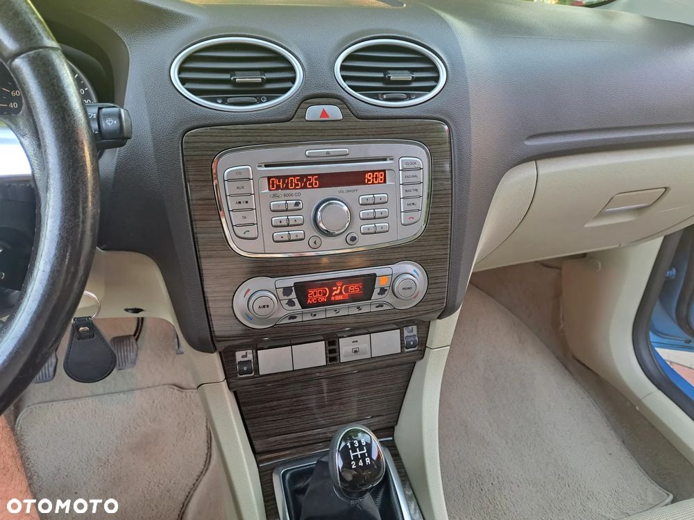 Ford Focus 2.0 Ghia - 11
