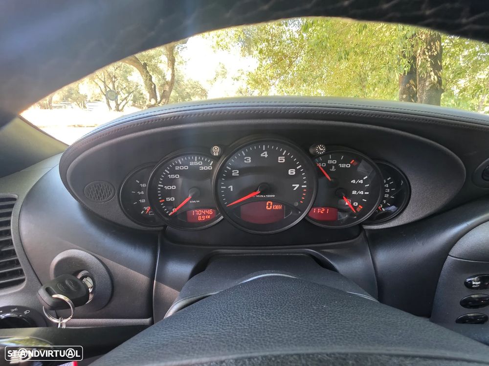 Porsche 911 (996) Carrera 4 Cabrio - 12