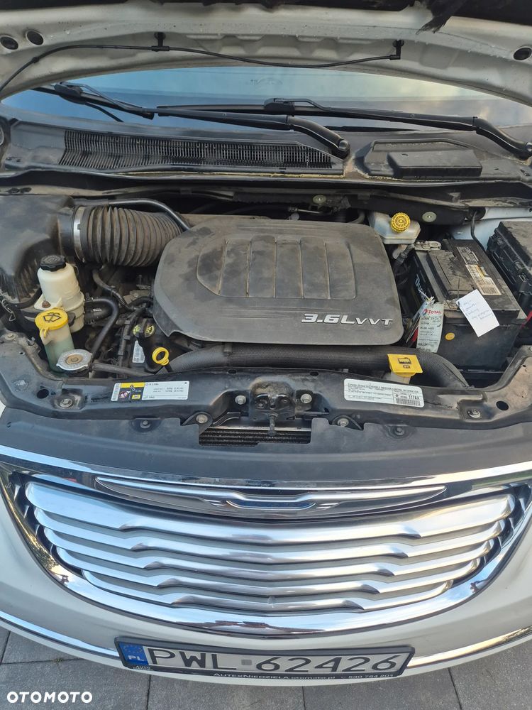 Chrysler Town & Country 3.6 Limited - 21
