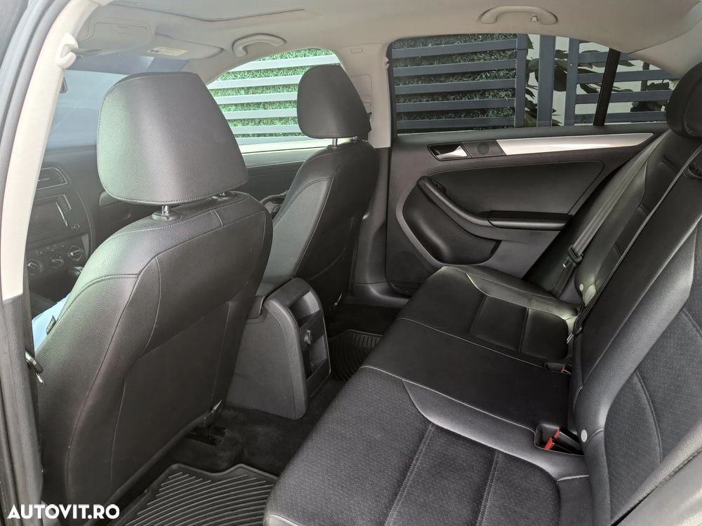Volkswagen Jetta - 12