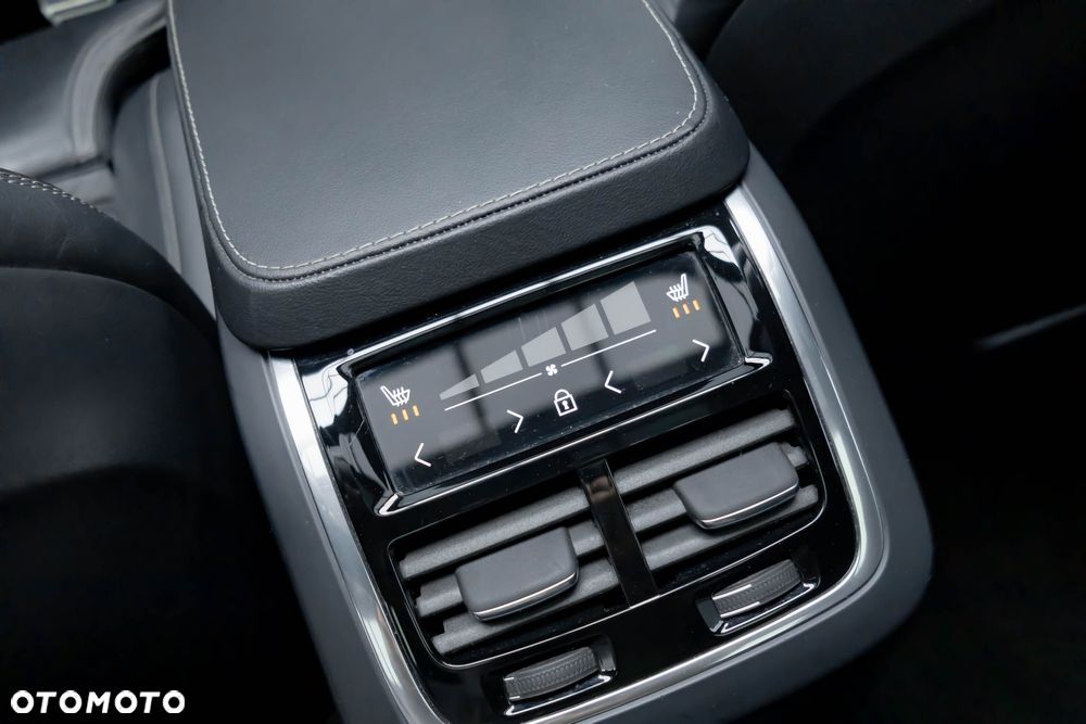 Volvo XC 90 T8 AWD Plug-In Hybrid R-Design 7os - 32