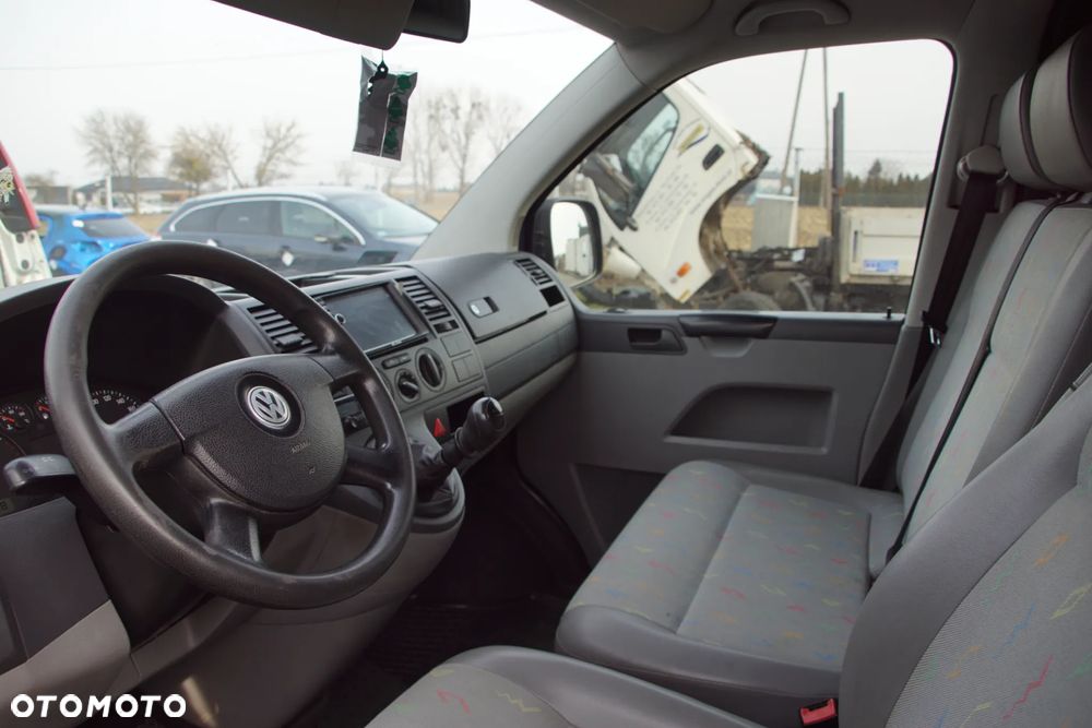 Auto na części - Volkswagen Transporter T5 2.5 TDI 130 KM BNZ KPE LL5M 2008R Silnik Skrzynia Drzwi Maska Klapa Błotnik Zderzak Lampa Szyba Klamka Lusterko Deska Kokpit Sterownik Moduł Czujnik Licznik Wyświetlacz Panel Kierownica - 10
