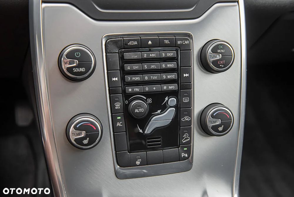 Volvo XC 70 D5 AWD Momentum - 28