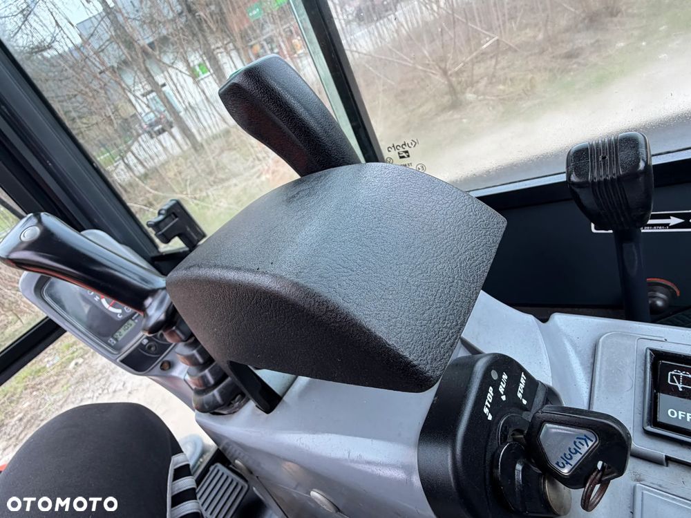 Kubota U27 Minikoparka koparka gąsienicowa 2.8 tony. jak Nówka sztuka z salonu! 2017 rok. 2200mtg. Przywieziona z Gospodarstwa Norweskiego! Zadbana Maszyna ani deka luzów i wycieków. Aktualna Dekra dokumentacja BMWT! Szybkozłącze Hydrauliczne. Szybka wolna jazda.Zamki na tłokach. Wersja Norweska!! OKAZJA - 34