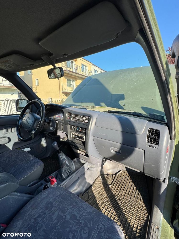 Toyota Hilux 4WD DLX - 20