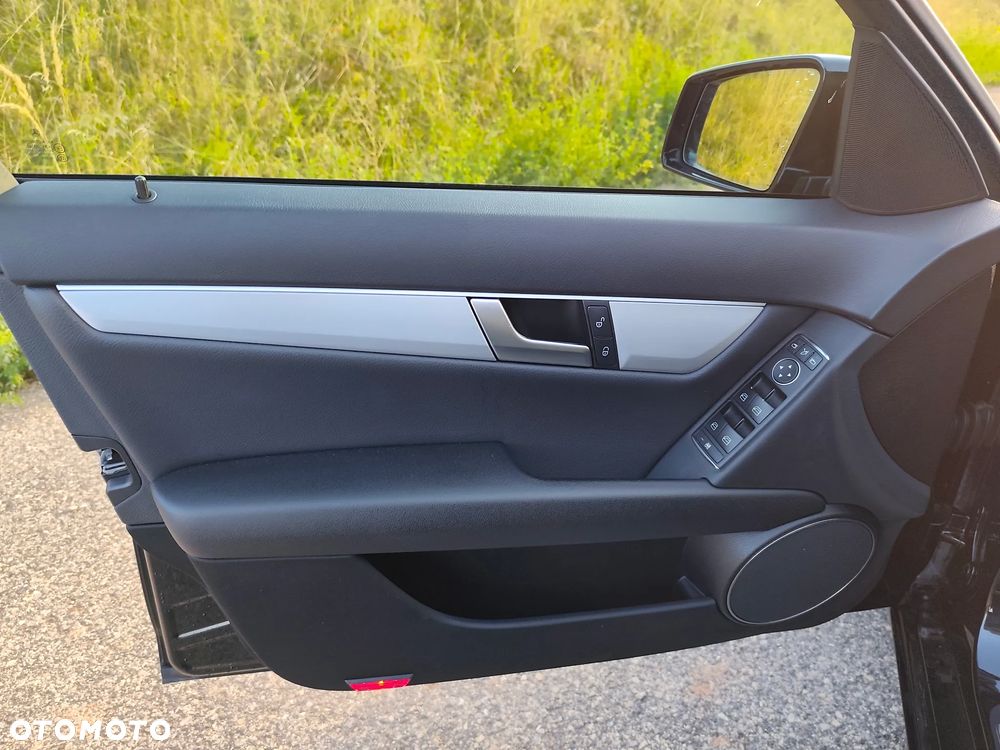 Mercedes-Benz Klasa C 180 CGI BlueEff Avantgarde - 31