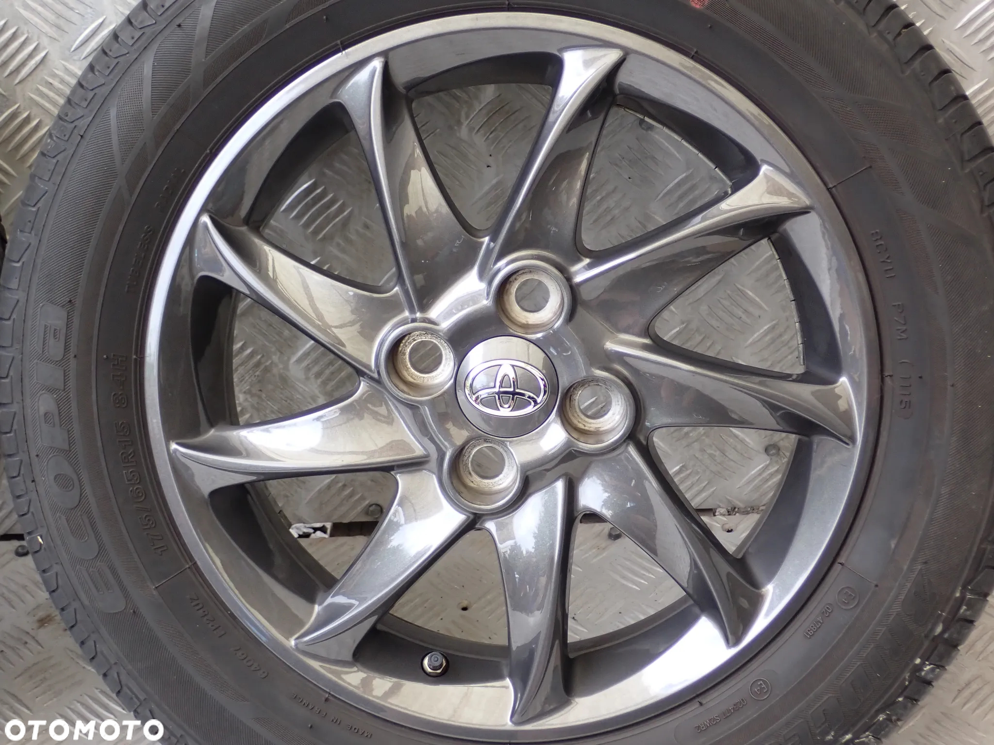 KOŁA FELGI ALUMINIOWE TOYOTA  5JX15 ET 39 4X100 PZ406-B067B Z OPONAMI ZIMA 175/65/15 1950 ZŁ - 7