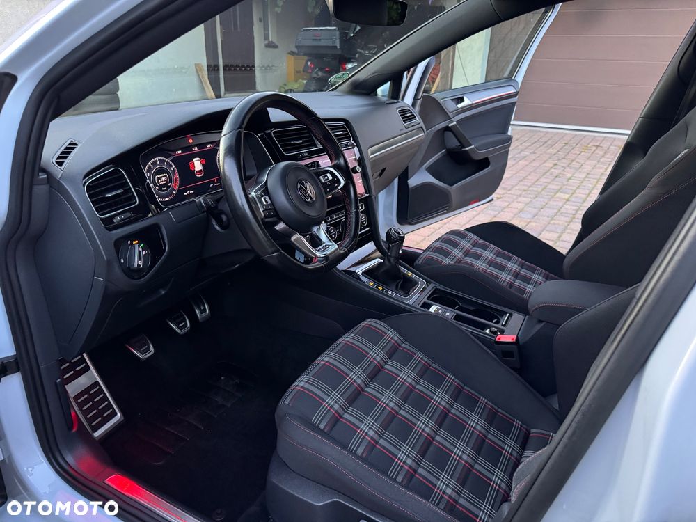 Volkswagen Golf GTI (BlueMotion Technology) - 26