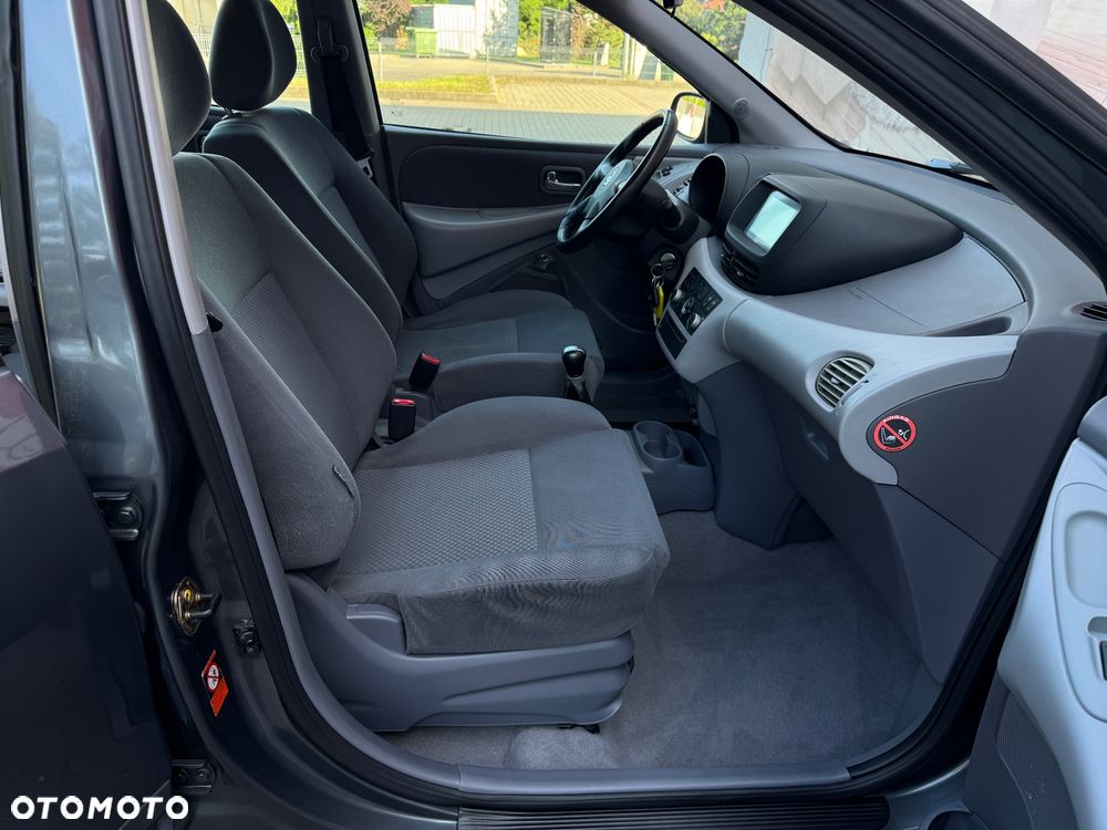 Nissan Almera Tino - 9