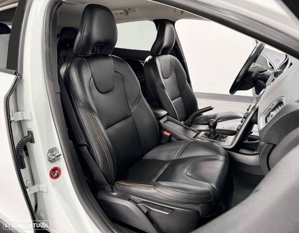 Volvo V40 Cross Country D2 Momentum - 31