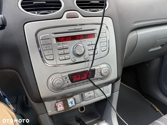 Ford Focus 1.6 16V Trend - 11