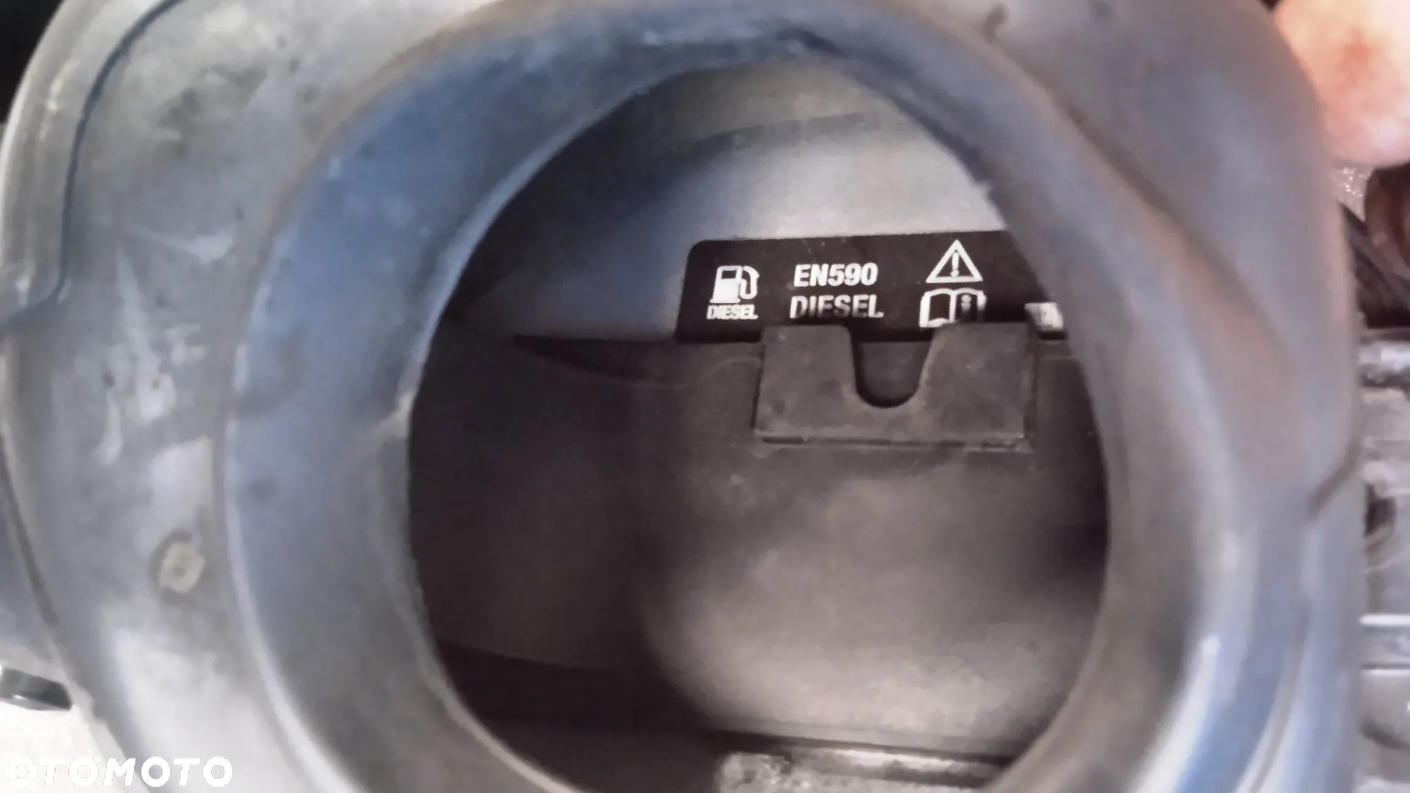 Klapka wlewu paliwa z siłownikiem Opel Meriva B Z157 - 4