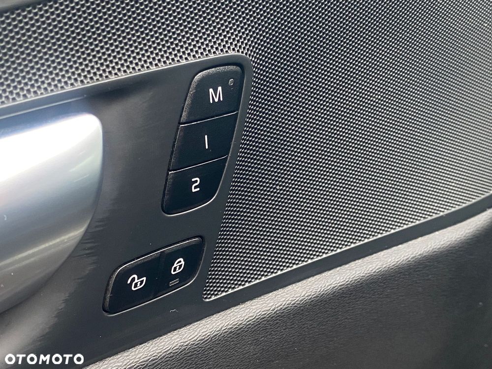 Volvo XC 60 B4 D AWD Plus Dark - 15