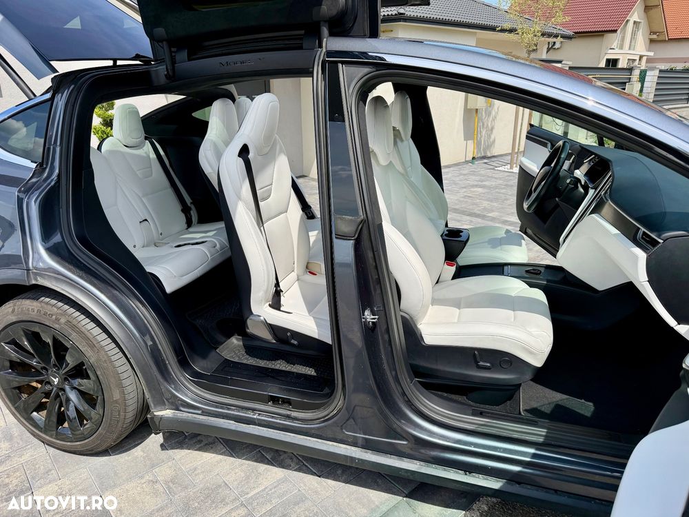 Tesla Model X - 12