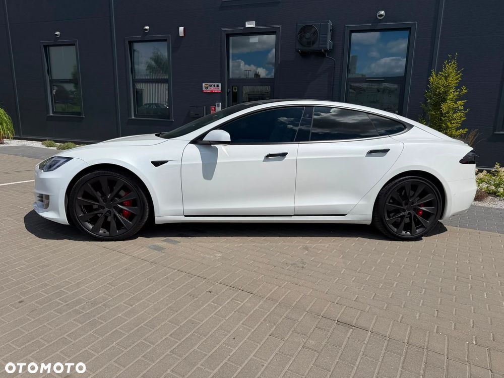 Tesla Model S - 8
