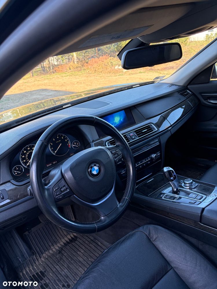 BMW Seria 7 740i - 8