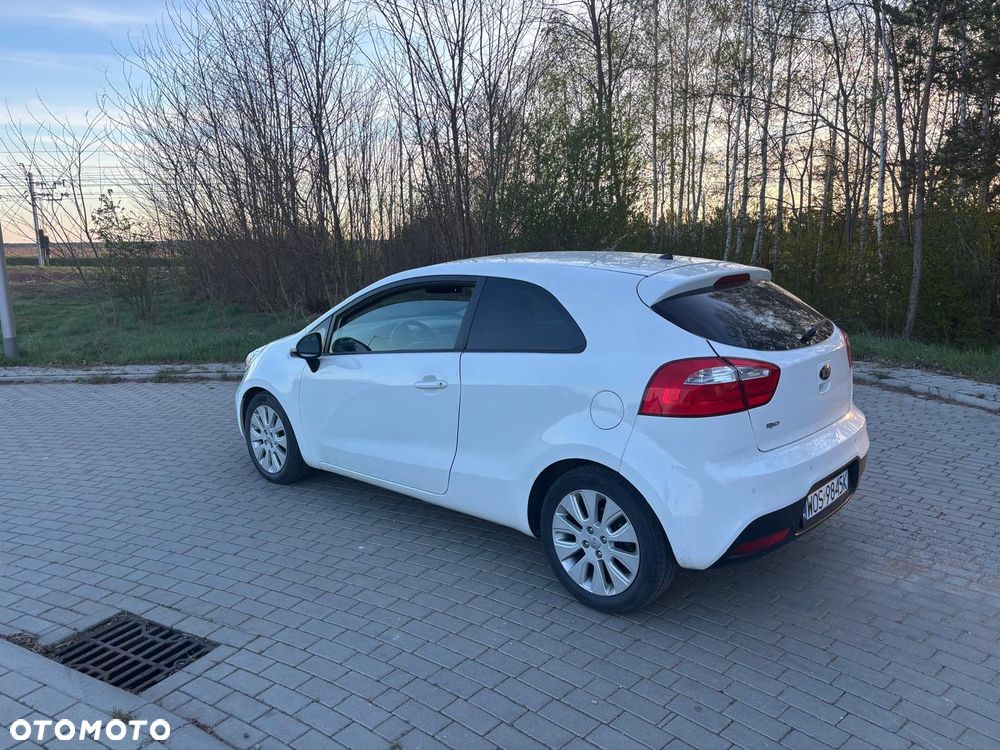 Kia Rio 1.2 L - 6